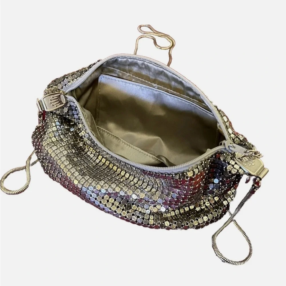 LA Regale Ltd - VINTAGE, Zipper chain metallic silver purse, metal chain
